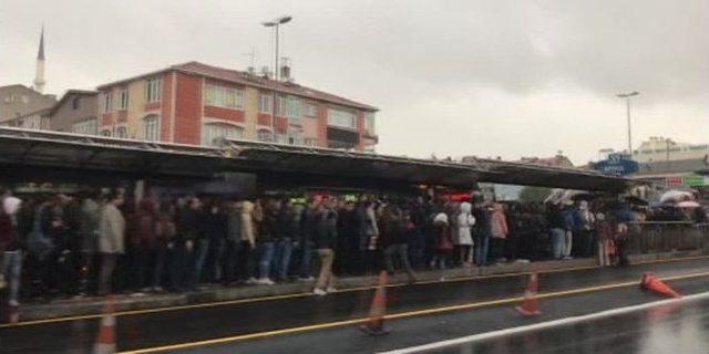 Yağmur, İstanbul Trafiğini Kilitledi