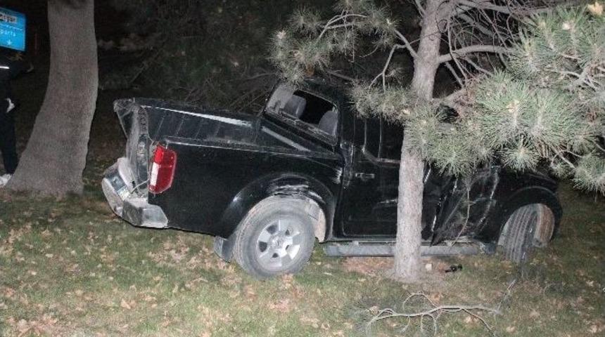 Kontrolden &Ccedil;ıkan Pikap Ağaca &Ccedil;arparak Durabildi