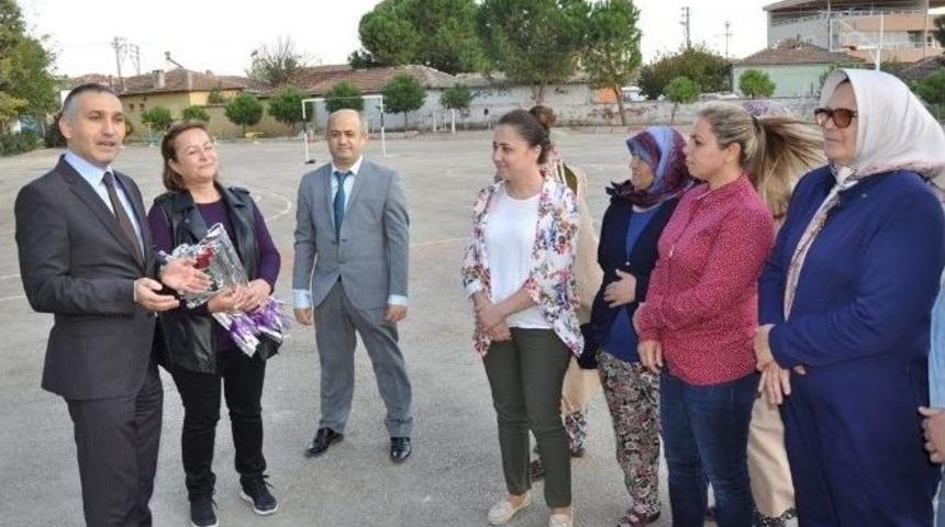 Kadın &Ccedil;ift&ccedil;ilere &Ccedil;i&ccedil;ek