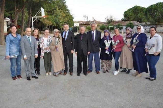 Kadın &Ccedil;ift&ccedil;ilere &Ccedil;i&ccedil;ek 1