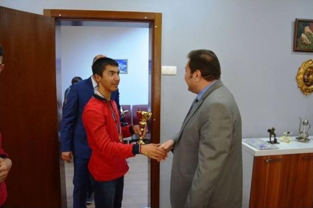 Başarılı &Ouml;ğrenci Ve &Ouml;ğretmenleri Makamında Kabul Etti