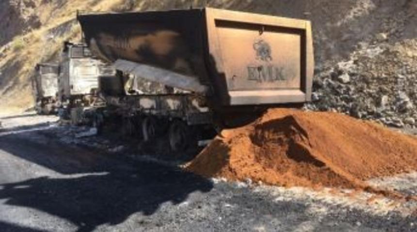 Pkk&rsquo;lıların Yaktığı Tır&rsquo;lar Kaldırıldı