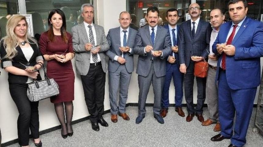 Hakim Ve Savcılardan Vatandaşlara Aşure İkramı