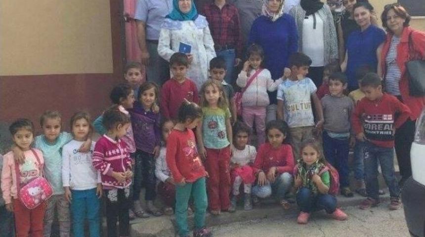 Ak Partili Kadınlardan &Ouml;ğrencilere Kırtasiye Yardımı