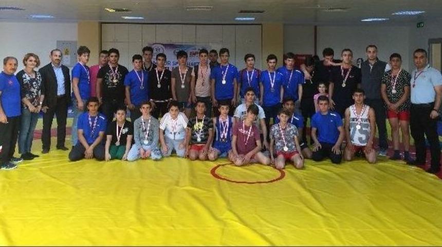 Pehlivanlar Madalya İ&ccedil;in G&uuml;reşti