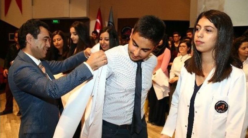 A&uuml;&rsquo;de 350 &Ouml;ğrenci Beyaz &Ouml;nl&uuml;k Giydi