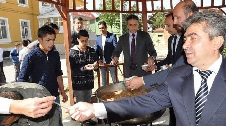 Kaymakam Kılı&ccedil;&rsquo;tan Vatandaşlara Aşure İkramı