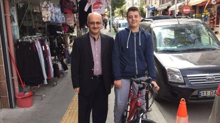 Camiye En &Ccedil;ok Gelen &Ouml;ğrencisine Bisiklet Hediye Etti