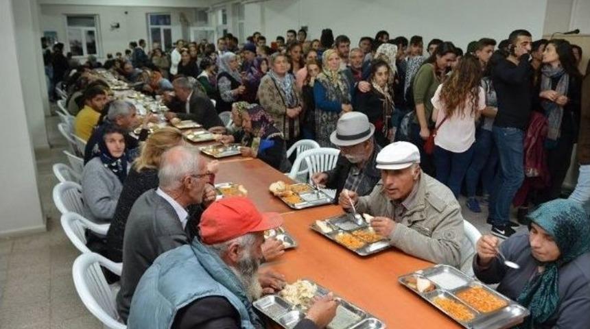 Cem Evi&rsquo;nde İftar Programı D&uuml;zenlendi