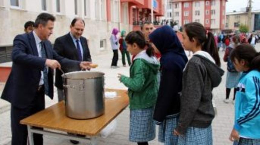 K&uuml;tahya Şule Mete Tetik İmam Hatip Ortaokulu&rsquo;ndan Aşure İkramı