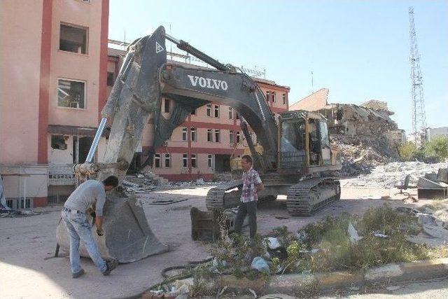 Elazığ Emniyet Müdürlüğü Binasının Yıkım Çalışmaları Başladı