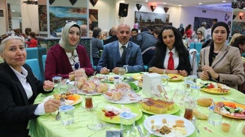 Konya Berberler Ve Kuaf&ouml;rler Odası Kadın &Uuml;yeleriyle Kahvaltıda Buluştu