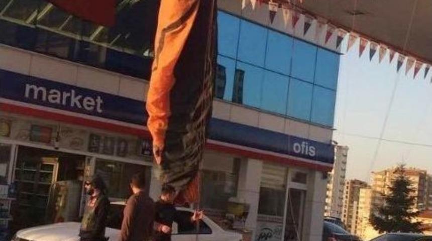 (&ouml;zel Haber) İniş Alanını Iskalayan Paraş&uuml;t&ccedil;&uuml; Akaryakıt İstasyonuna B&ouml;yle D&uuml;şt&uuml;