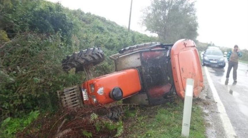Trakt&ouml;r Y&uuml;kl&uuml; Kamyon Yoldan &Ccedil;ıktı