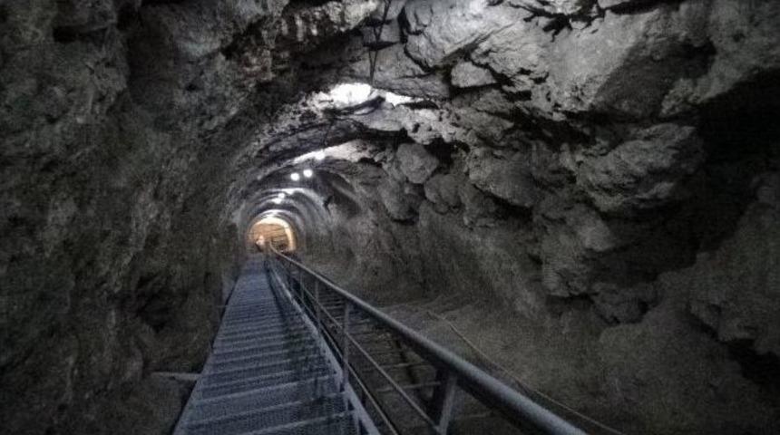 Dracula&rsquo;nın Esir Tutulduğu Kaledeki Gizli Ge&ccedil;itte 320 Basamak Yerin Altına İnildi