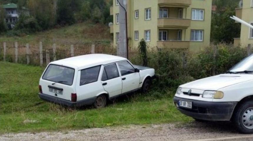 Yoldan &Ccedil;ıkan Otomobil, Elektrik Direğine &Ccedil;arptı