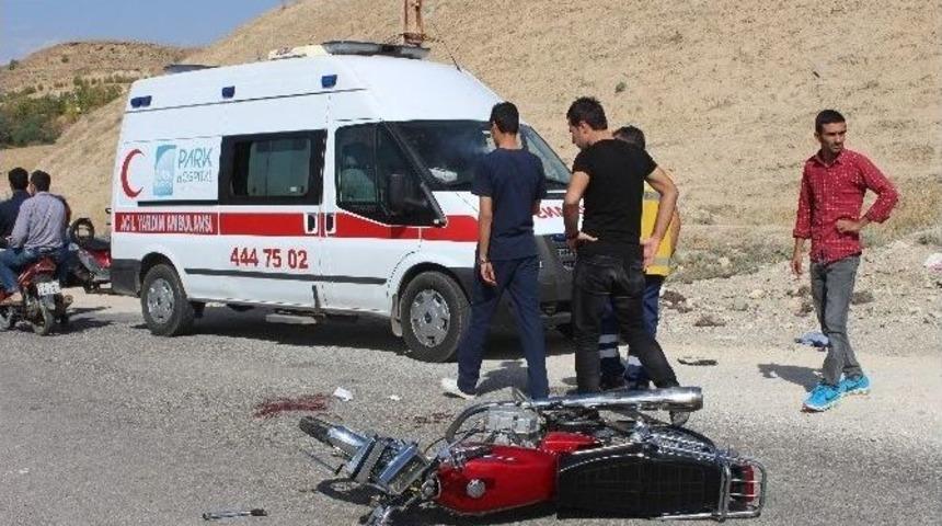 Otomobille Motosiklet &Ccedil;arpıştı: 1 Yaralı