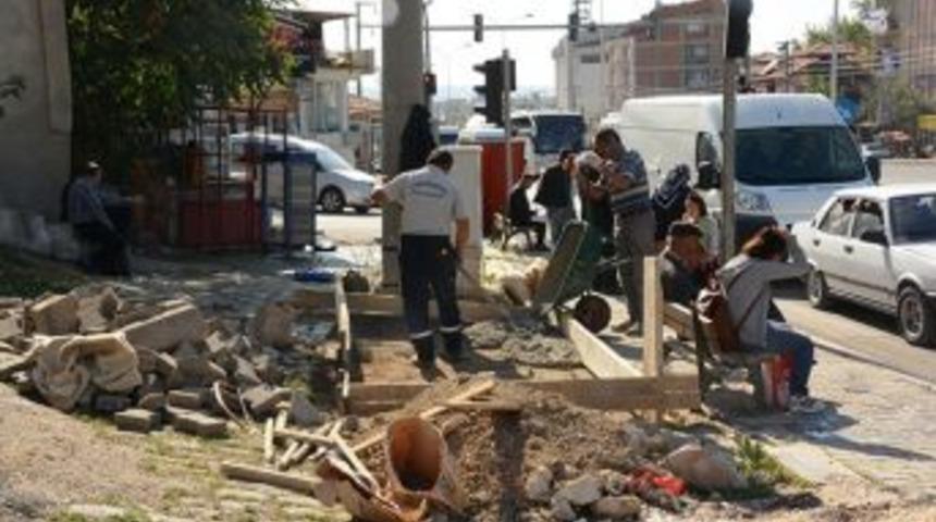 Dinar Belediyesi Otob&uuml;s Durağı Yapımına Başladı