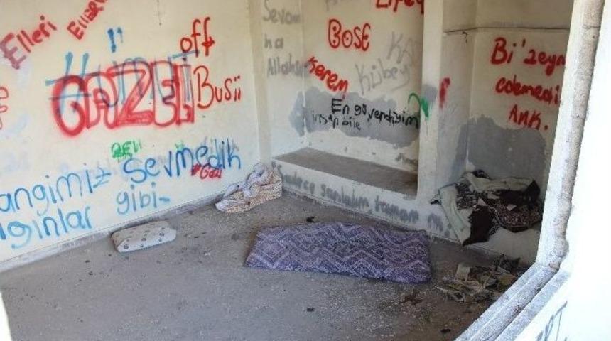 Madde Bağımlıları Metruk Evleri Mesken Tutuyor
