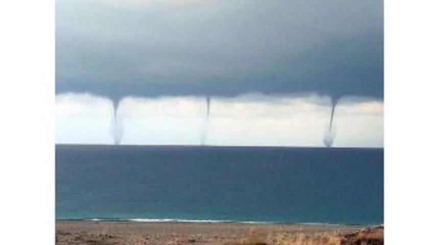 Manavgat&rsquo;ta Denizde Aynı Anda Beliren &Uuml;&ccedil; Hortum Şaşkına &Ccedil;evirdi