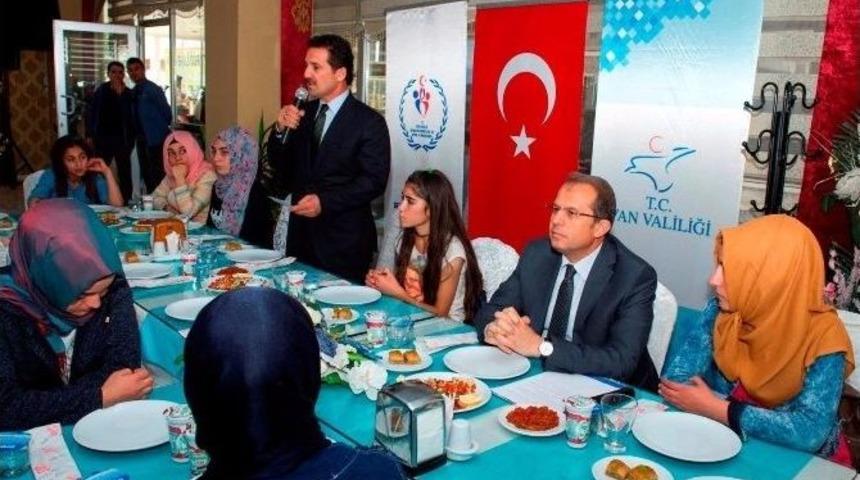 Vali Taşyapan Kız &Ouml;ğrencilere Tecr&uuml;belerini Anlattı