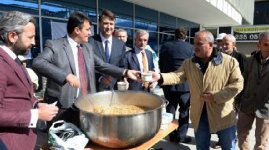 D&uuml;ndar Aşure Dağıttı