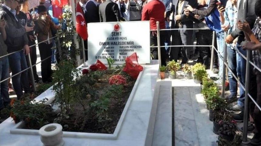 Sel&ccedil;uklu Belediyesi Bin Kişiyi Şehit &Ouml;mer Halisdemir&rsquo;in Kabrine G&ouml;t&uuml;r&uuml;yor