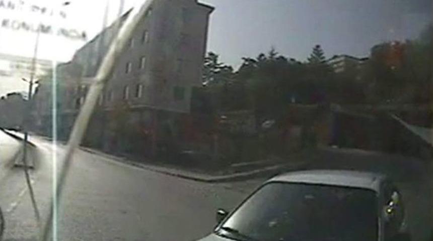 Yolcu Dolu Otob&uuml;s İle Otomobil Kafa Kafaya &Ccedil;arpıştı