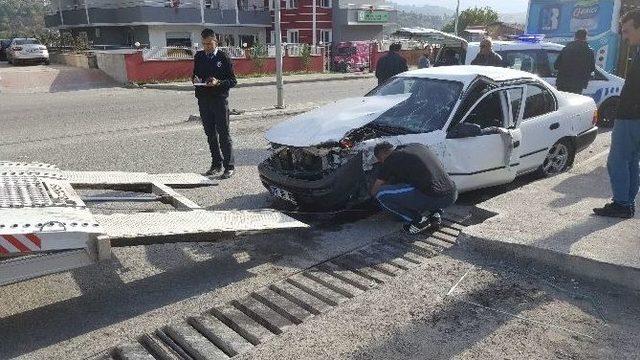 Yolcu Dolu Otobüs İle Otomobil Kafa Kafaya Çarpıştı