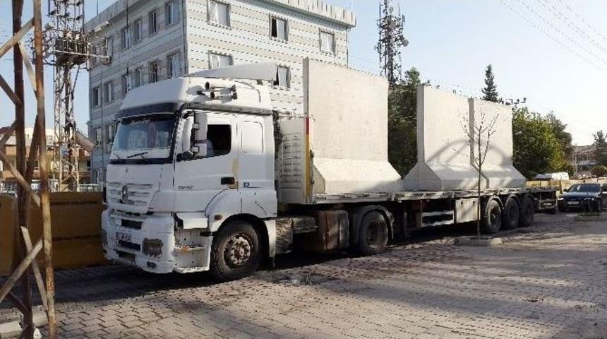 Sınır G&uuml;venliği İ&ccedil;in Ak&ccedil;akale&rsquo;ye Beton Duvarlar Getiriliyor