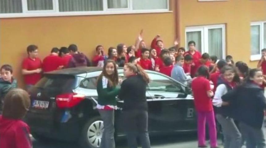 Ortaokul &Ouml;ğrencileri, Okul Dışına &Ccedil;ıkarılmamasına Tepki G&ouml;sterdi