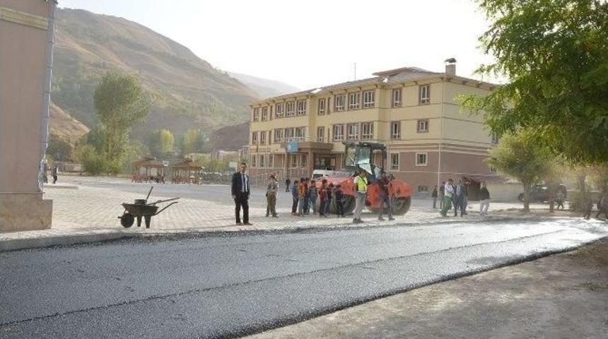 Okul Bah&ccedil;esini Asfaltlama &Ccedil;alışması