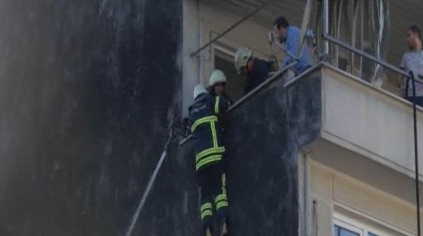 İtfaiye Eri &Ccedil;atıdan Alevlerin İ&ccedil;ine D&uuml;şt&uuml;