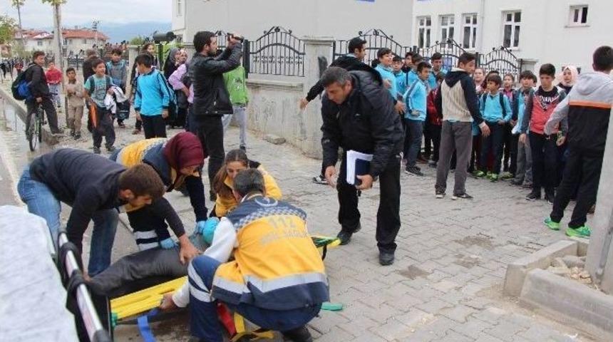 Minib&uuml;s&uuml;n &Ccedil;arptığı &Ouml;ğrenci Yaralandı