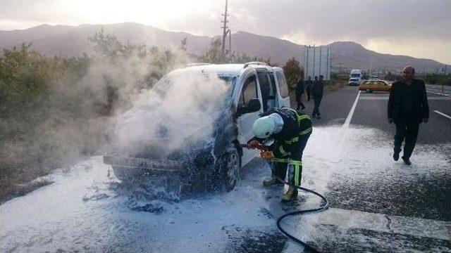 Malatya’da Seyir Halindeki Araç Alev Aldı