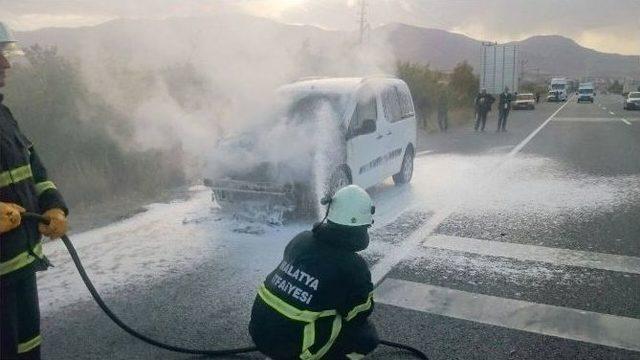 Malatya’da Seyir Halindeki Araç Alev Aldı