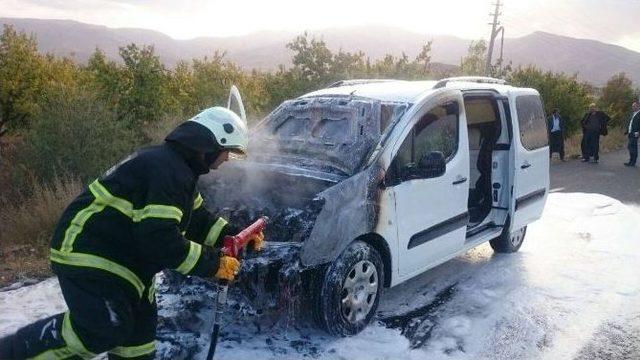 Malatya’da Seyir Halindeki Araç Alev Aldı