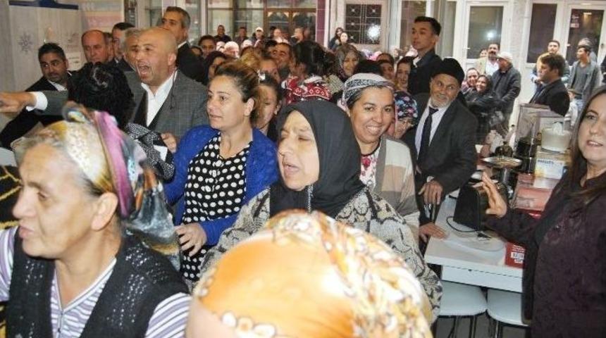 Yeni A&ccedil;ılan Mobilya Mağazasında İzdiham