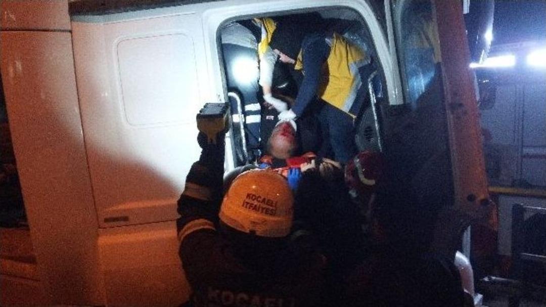 Y&ouml;n Tabelasına Girdiren Tır&rsquo;ın S&uuml;r&uuml;c&uuml;s&uuml; Ağır Yaralandı