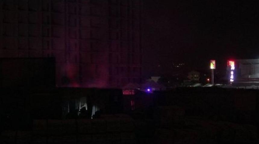 İş&ccedil;ilerin Kaldığı Konteynerlar Yandı