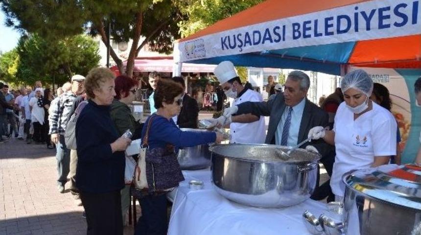 Kuşadası Belediyesi&rsquo;nden Aşure İkramı