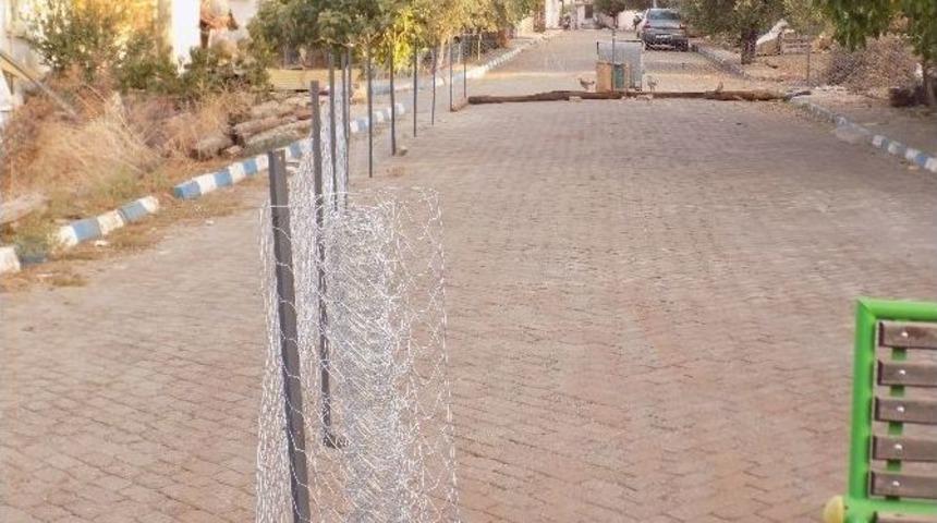 Sokağın Ortasını Telle &Ccedil;evirdi