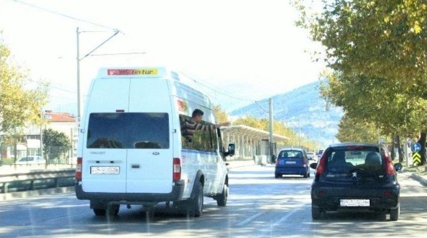 Trafikte Camdan Sarkan &Ccedil;ocuğun Tehlikeli Oyunu