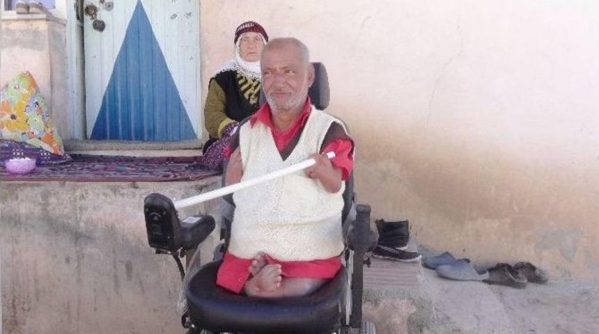(&ouml;zel Haber) Doğuştan Engelli Adam Yaşlı Annesiyle Yaşam M&uuml;cadelesi Veriyor