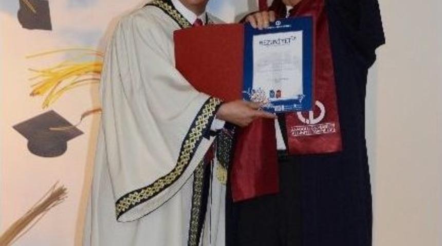 80 Yaşında &Uuml;niversiteden Mezun Oldu