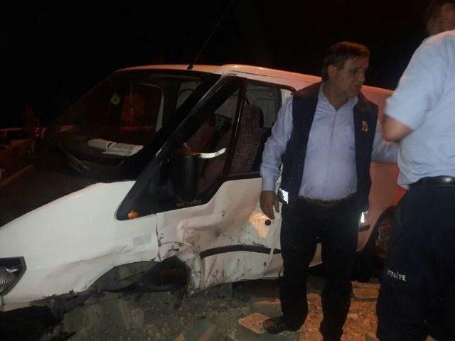 Kamyonet İle Otomobil &Ccedil;arpıştı: 2 Yaralı 1