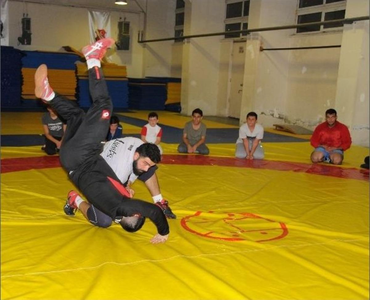 Eskişehirli G&uuml;reş&ccedil;ilerin T&uuml;rkiye Şampiyonası Hazırlığı Devam Ediyor