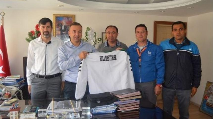Kula Masterlar Futbol Derneği&rsquo;nden Kaymakam G&uuml;ven&rsquo;e Ziyaret