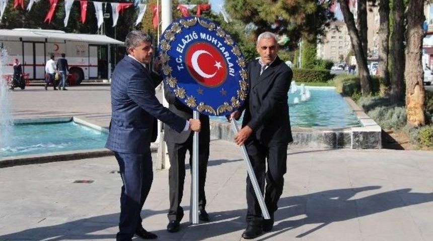 Muhtarlar Atat&uuml;rk Anıtı&rsquo;na &Ccedil;elenk Bıraktı