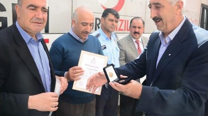 Kızılaydan En &Ccedil;ok Kan Bağışı Yapanlara Madalya